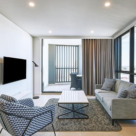 Meriton Suites Liverpool Exterior foto A living room in a typical apartment