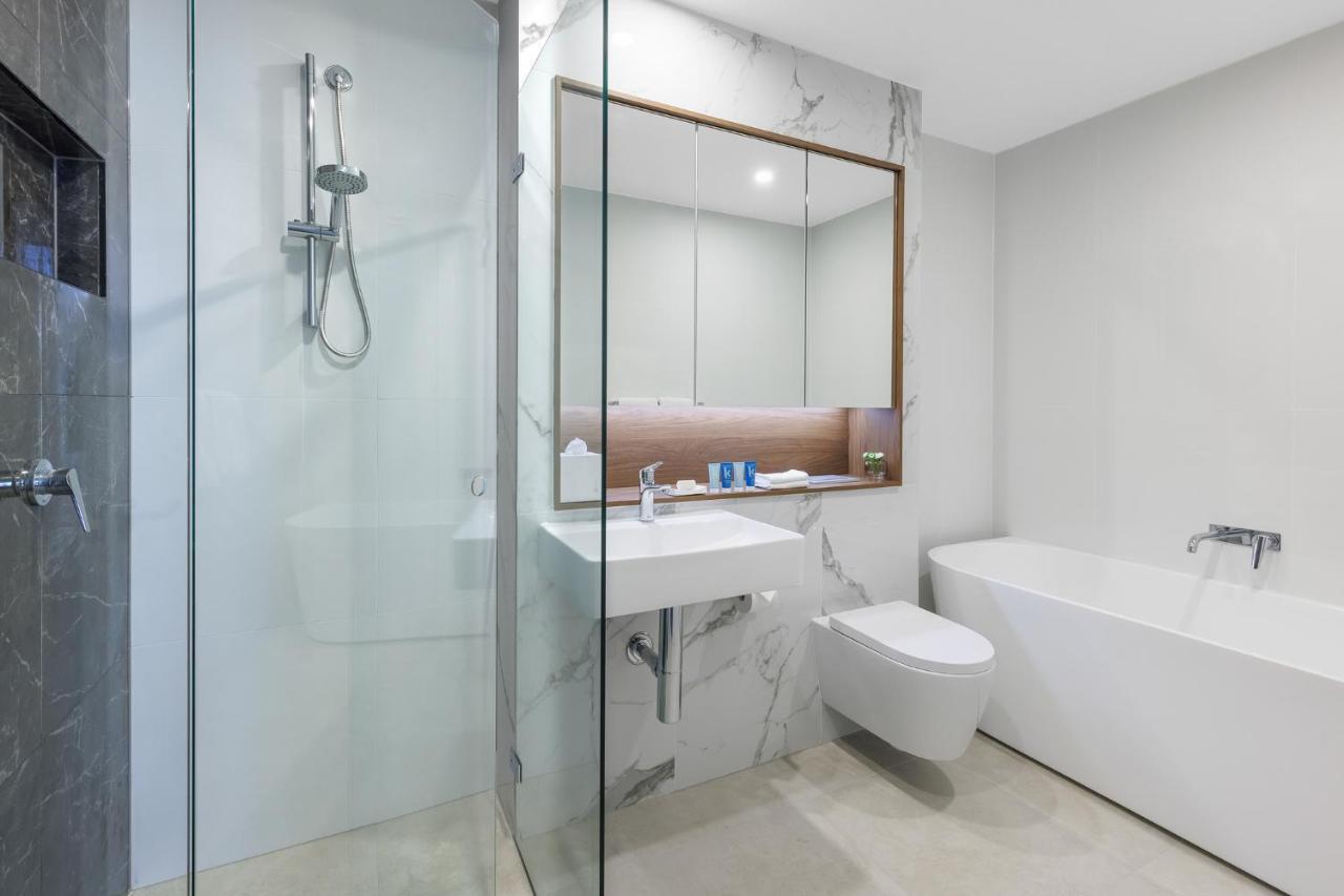 Meriton Suites Liverpool Exterior foto A bathroom in a hotel