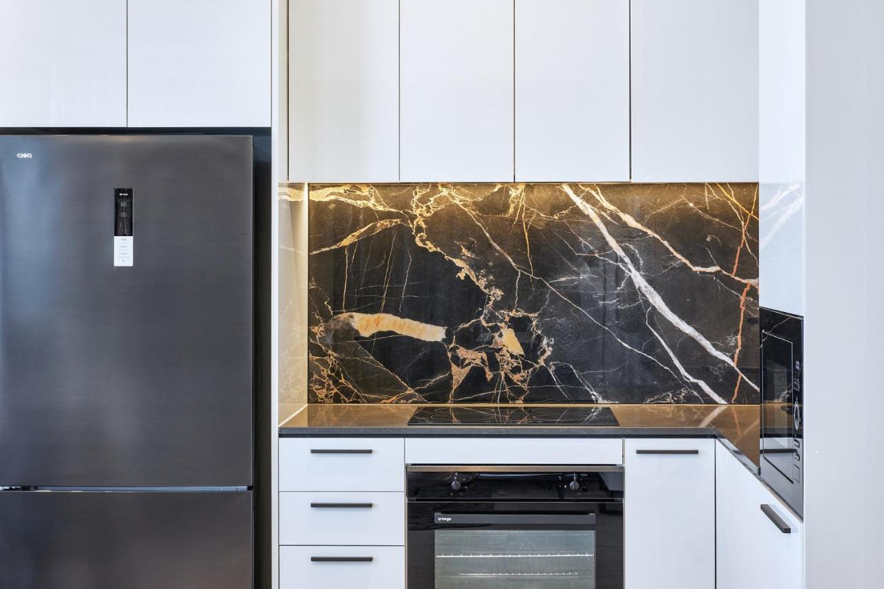 Meriton Suites Liverpool Exterior foto A kitchen with a black granite countertop