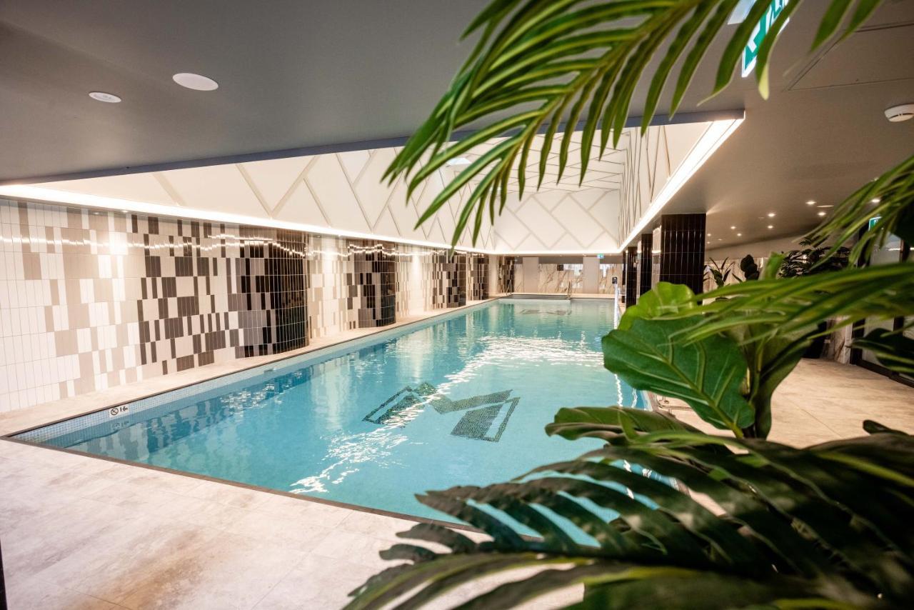 Meriton Suites Liverpool Exterior foto The swimming pool at the hotel