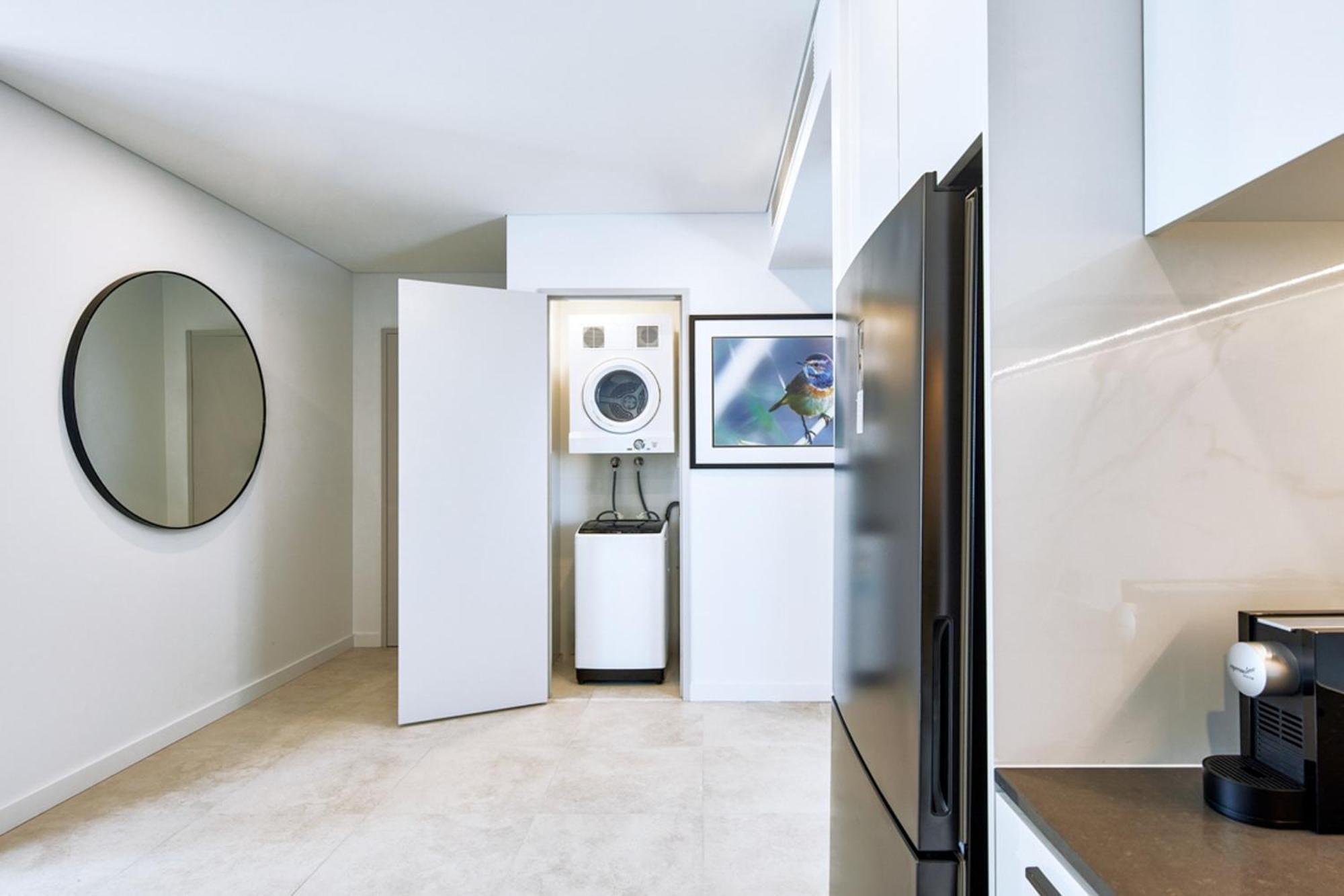 Meriton Suites Liverpool Exterior foto A laundry room in a residential apartment