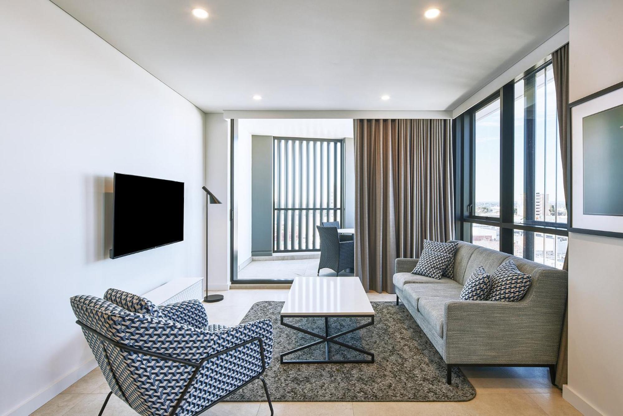 Meriton Suites Liverpool Exterior foto A living room in a typical apartment