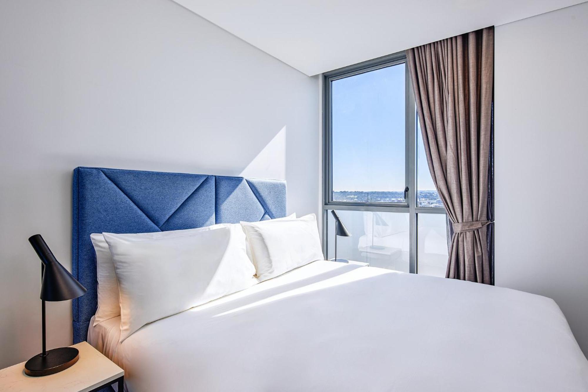Meriton Suites Liverpool Exterior foto A bedroom at the hotel