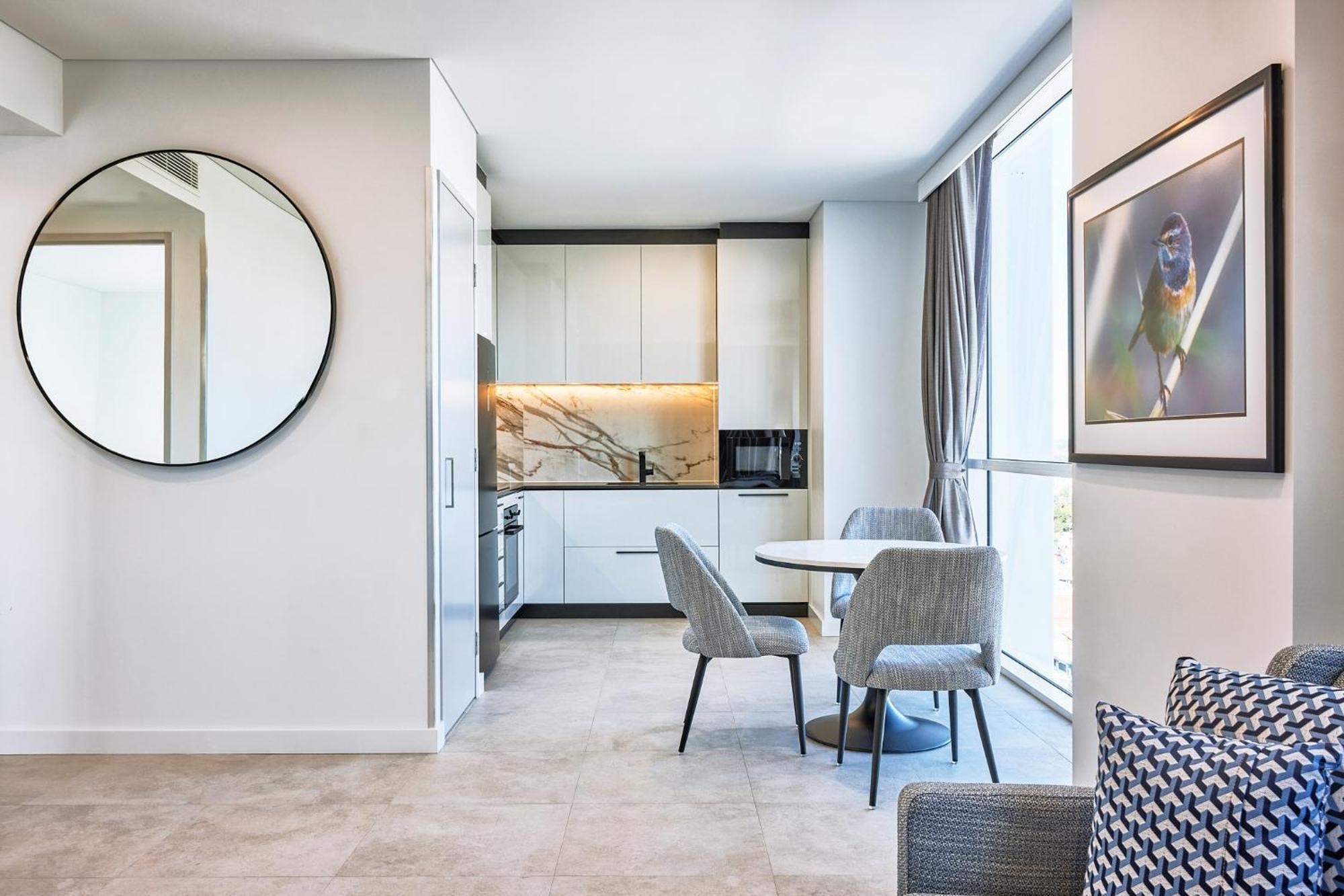 Meriton Suites Liverpool Exterior foto The kitchen in a typical apartment
