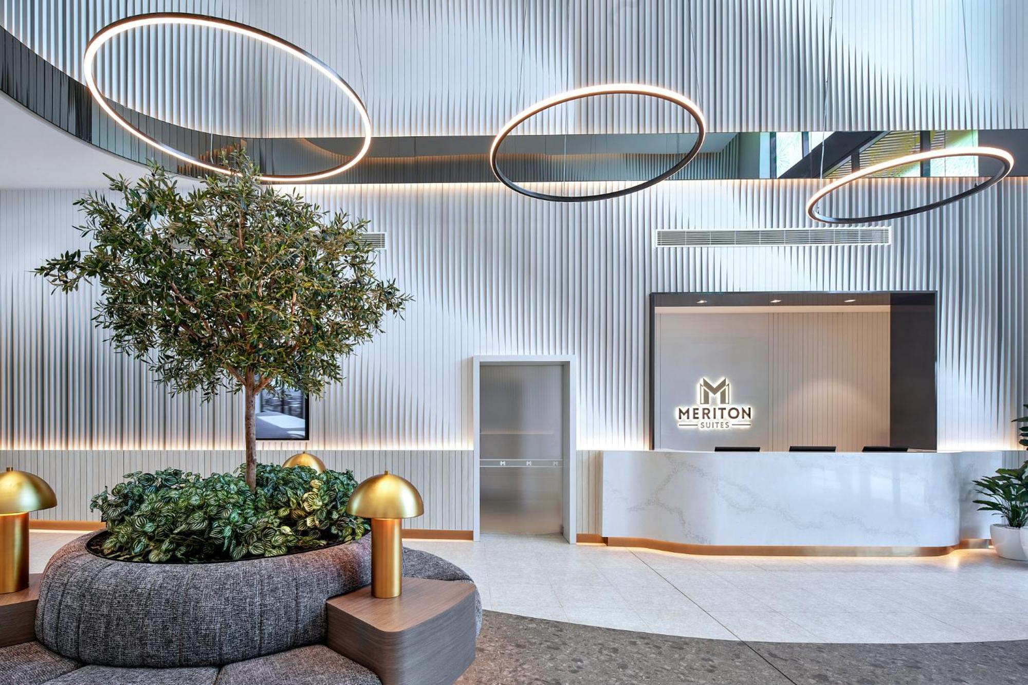 Meriton Suites Liverpool Exterior foto The lobby of the hotel