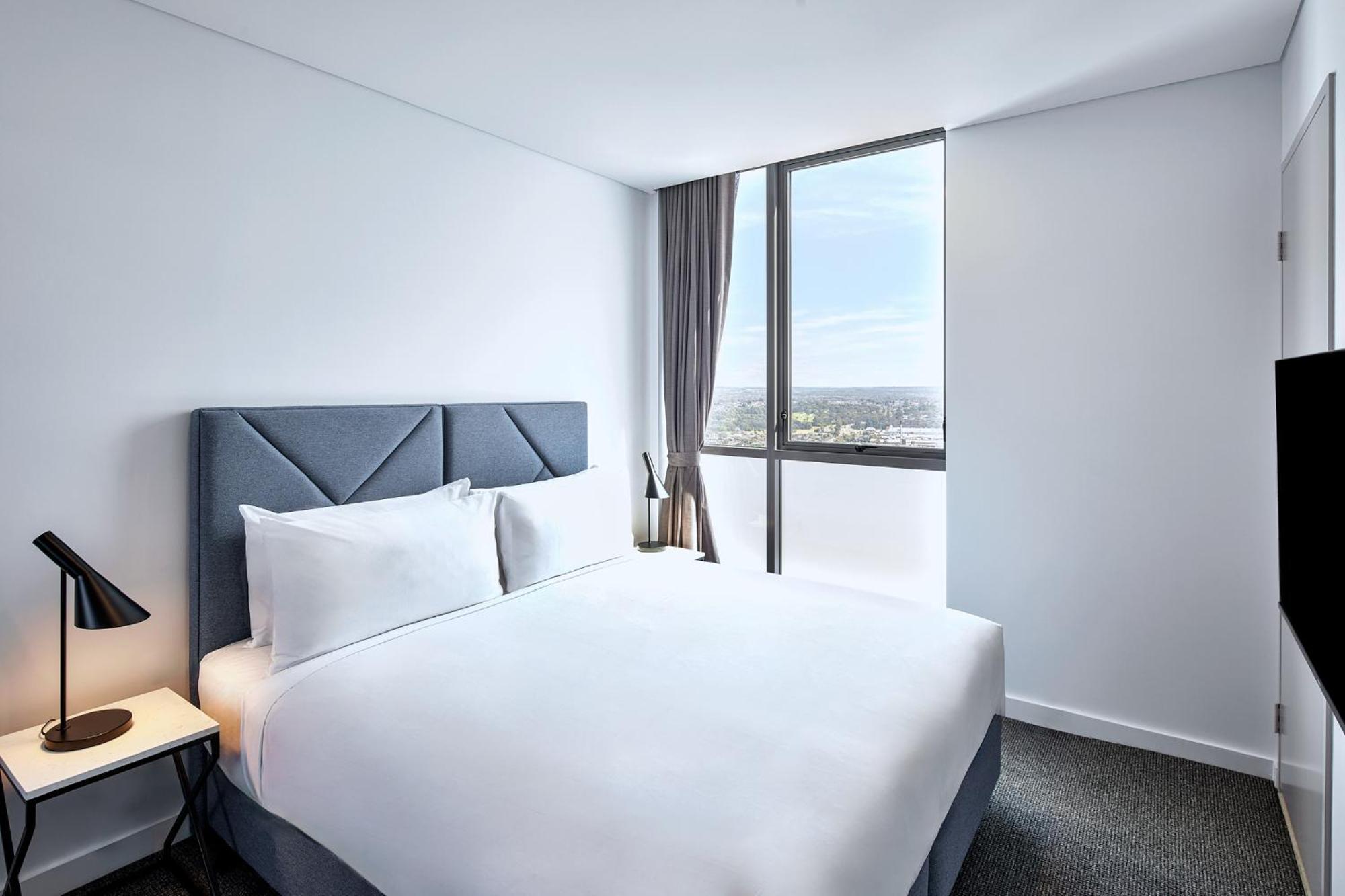 Meriton Suites Liverpool Exterior foto A bedroom at the hotel