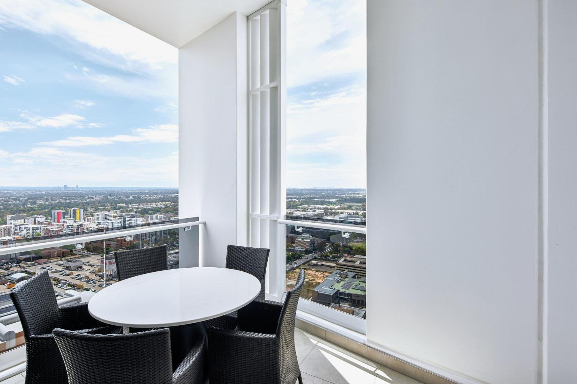 Meriton Suites Liverpool Exterior foto Balcony