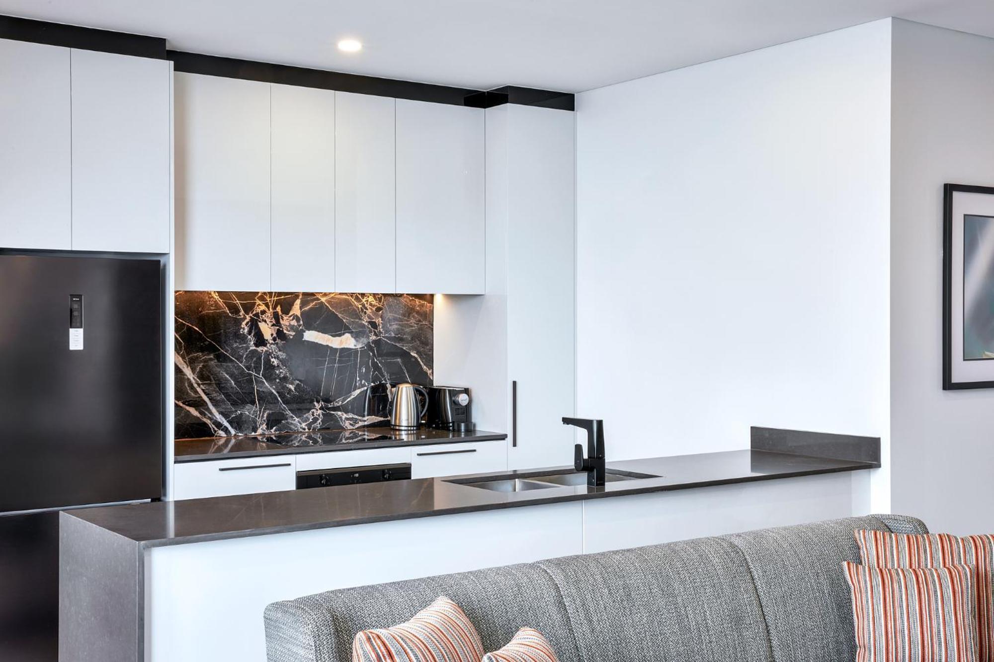 Meriton Suites Liverpool Exterior foto A modern kitchen
